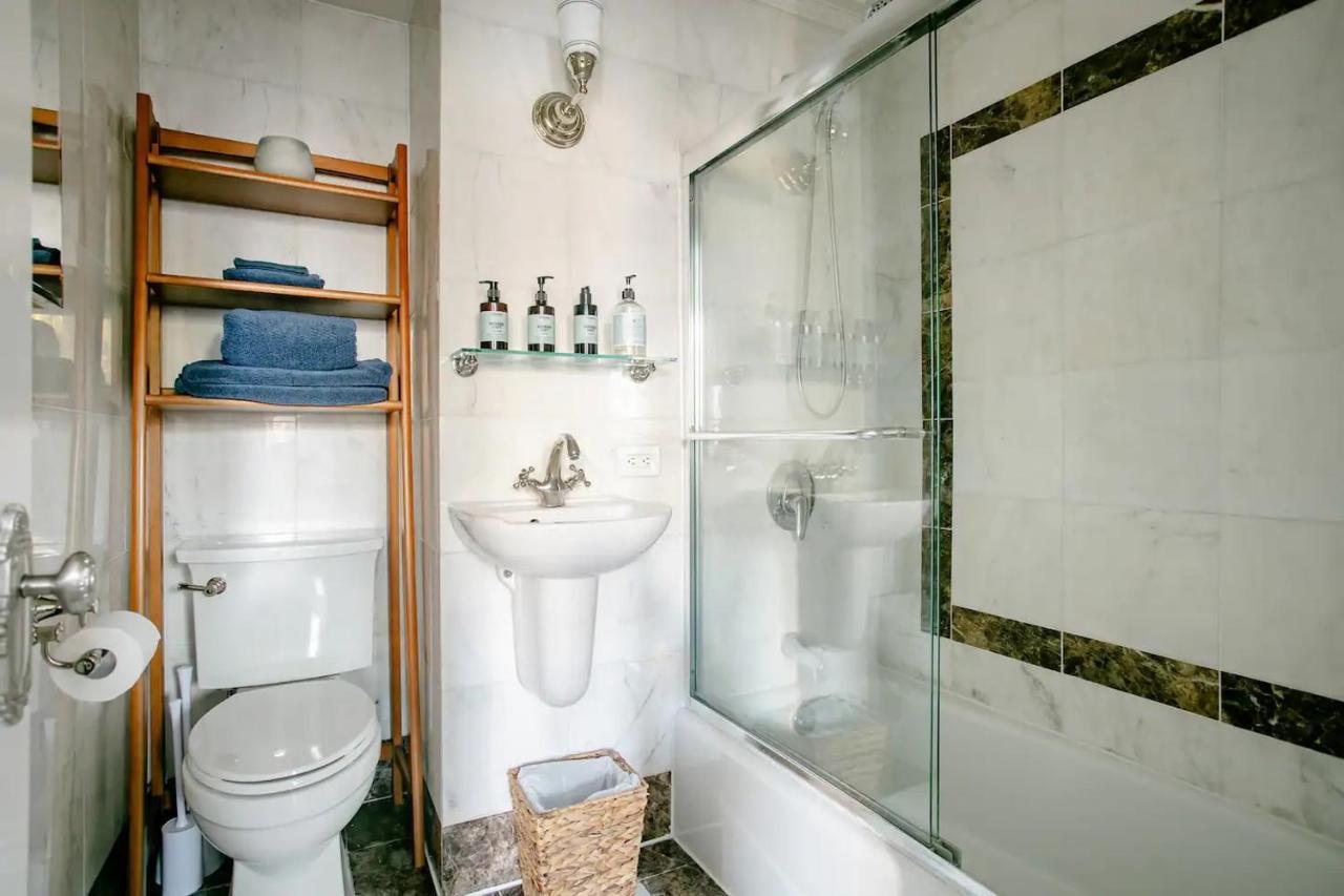 Apartment Airy Greenwich Retreat With Private Deck *