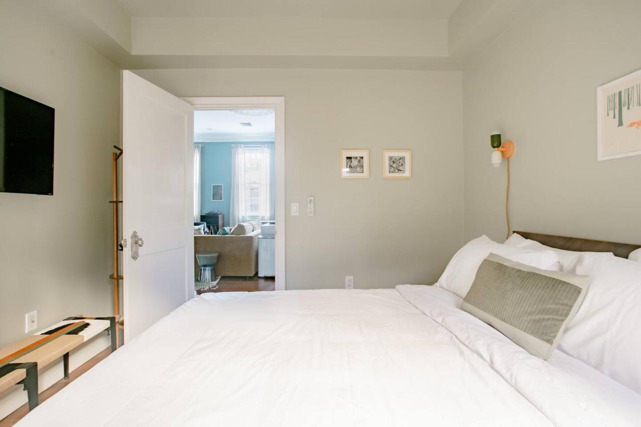 Airy Greenwich Retreat With Private Deck Apartment *