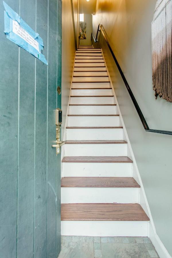 Apartment Airy Greenwich Retreat With Private Deck